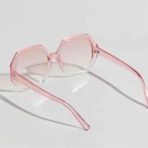 Back in stock soon! UO Willow Hexagon Sunglasses in Pink: Retro Reverie - Picture 4 of 14